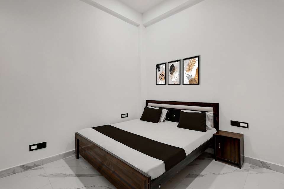 SPOT ON Galaxy Hotal, Chowk Allahabad, Prayagraj