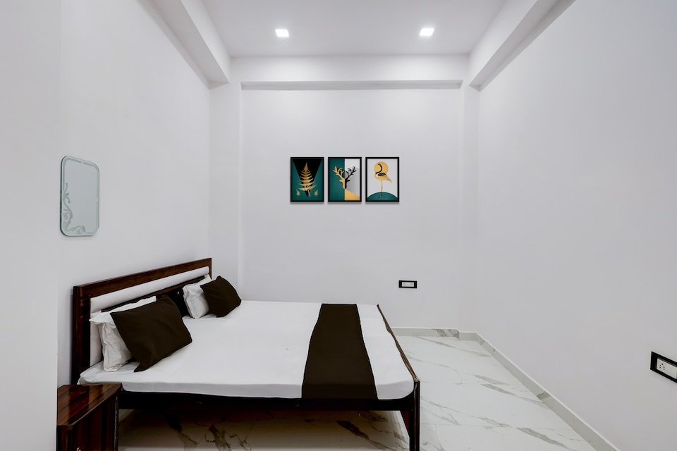 SPOT ON Galaxy Hotal, Chowk Allahabad, Prayagraj