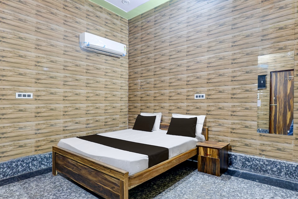 OYO HOTEL RAAS, Aligarh, Aligarh