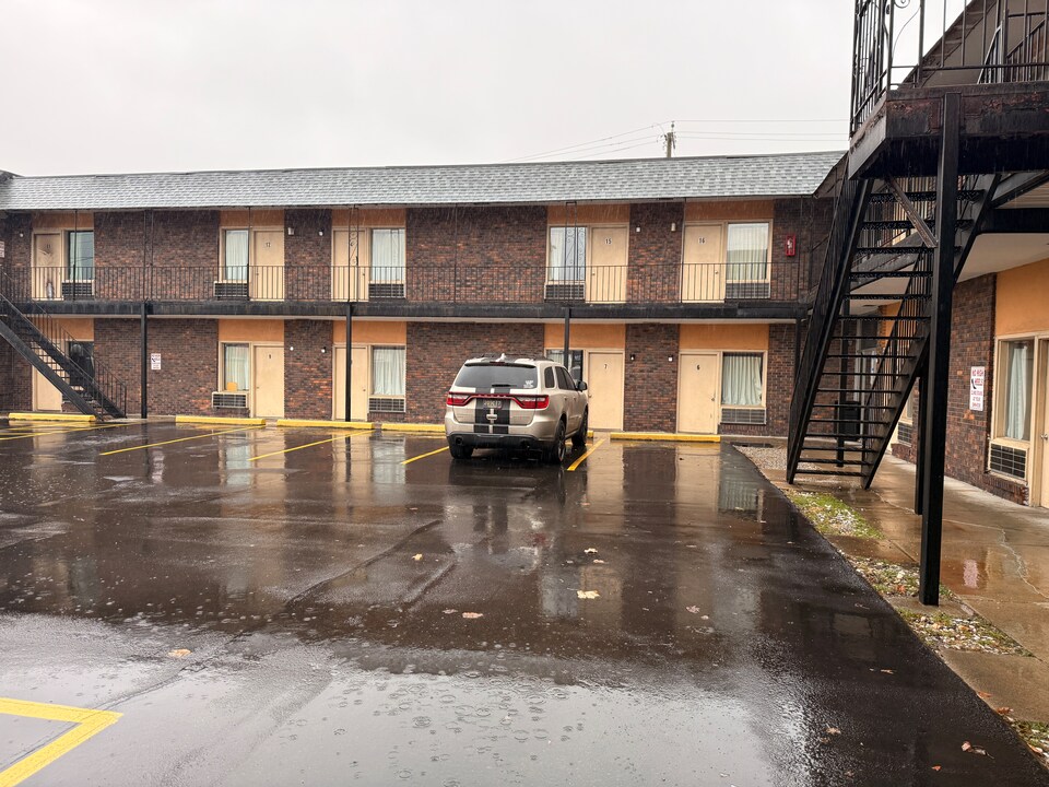 The Queen B Motel, Detroit-Warren , Warren MI, Warren MI