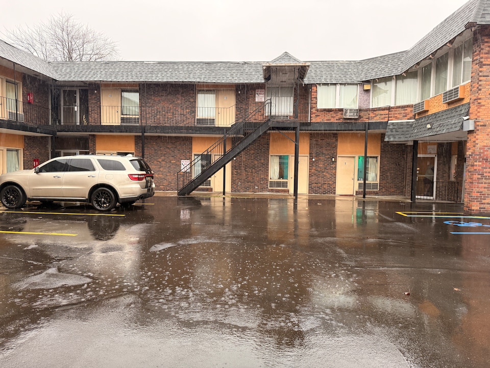 The Queen B Motel, Detroit-Warren , Warren MI, Warren MI