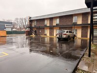 The Queen B Motel, Detroit-Warren 