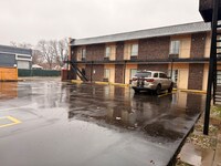 The Queen B Motel, Detroit-Warren 