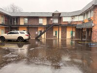 The Queen B Motel, Detroit-Warren 