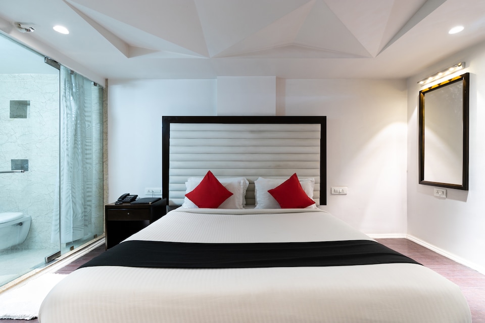 Capital O 13479 Hotel Grand Nakshatra, Gnaesh Chokdi, Anand