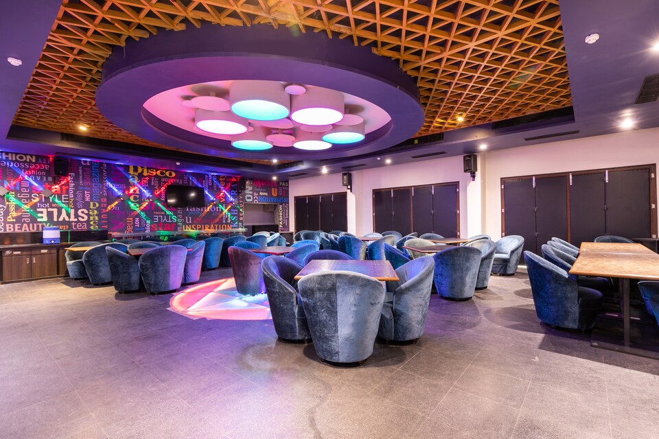 Capital O 13479 Hotel Grand Nakshatra, Gnaesh Chokdi, Anand