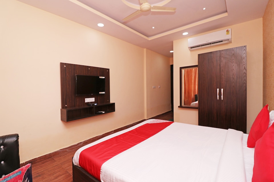 Capital O 13483 Hotel Aradhya's, Airport Lucknow, Lucknow