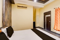 SPOT ON The Highway Courtyard