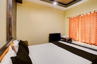 SPOT ON The Highway Courtyard