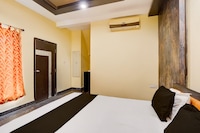 SPOT ON The Highway Courtyard