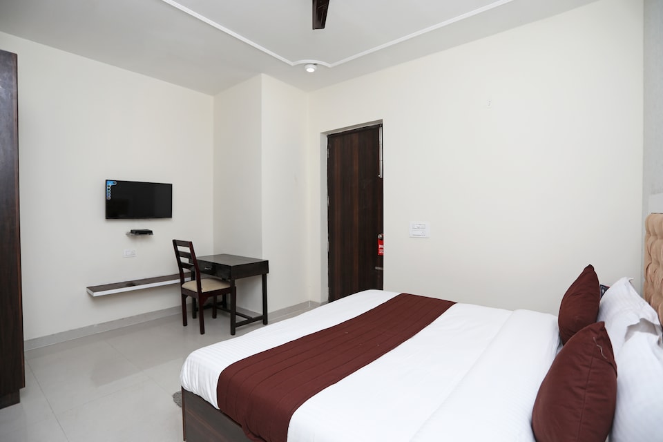 OYO Amber Inn Near Omaxe Celebration Mall, Medanta, Gurgaon