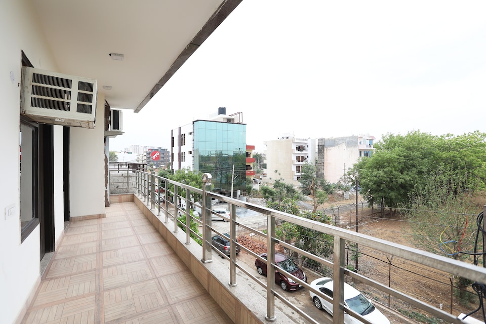 OYO Amber Inn Near Omaxe Celebration Mall, Medanta, Gurgaon