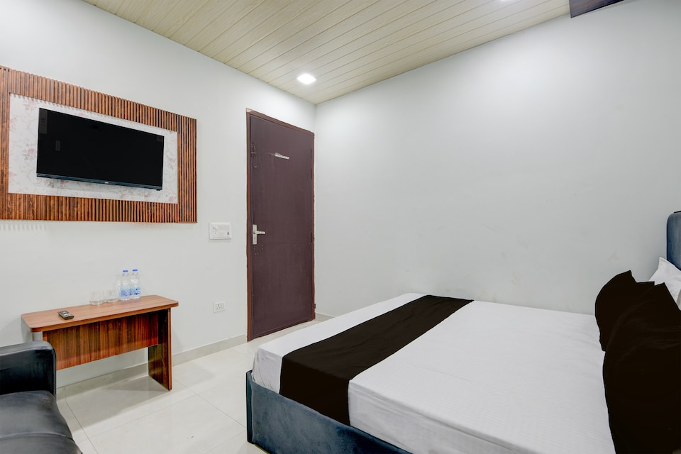 Hotel O In & Out, Faridabad, Faridabad