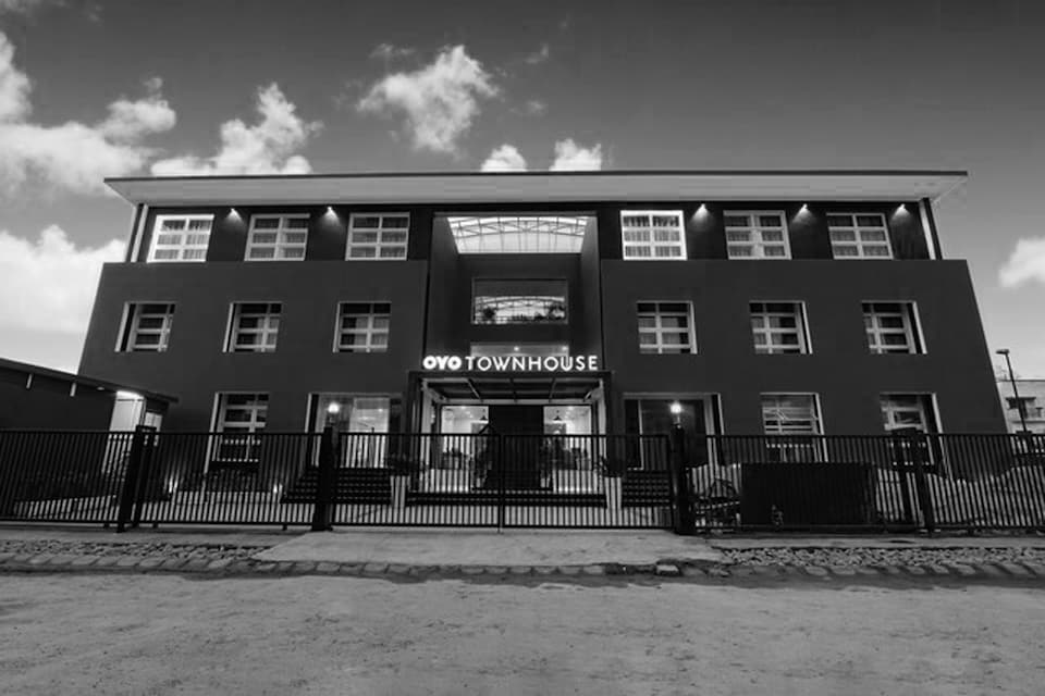 OYO Townhouse 050 Mayfield Garden Near Omaxe Gurgaon Mall, Golf Course Road, Gurgaon