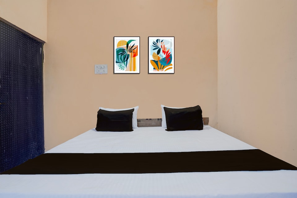 SPOT ON Ayansh Hotel, Mumfordganj Allahabad, Prayagraj