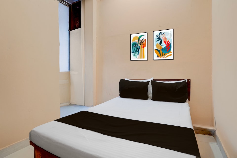 SPOT ON Ayansh Hotel, Mumfordganj Allahabad, Prayagraj