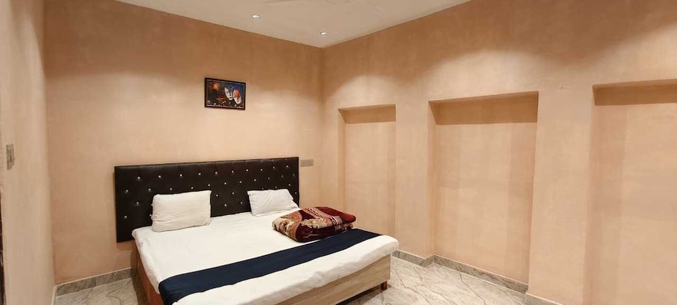 SPOT ON The Gilded Petals, Lanka, Varanasi