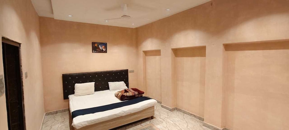 SPOT ON The Gilded Petals, Lanka, Varanasi