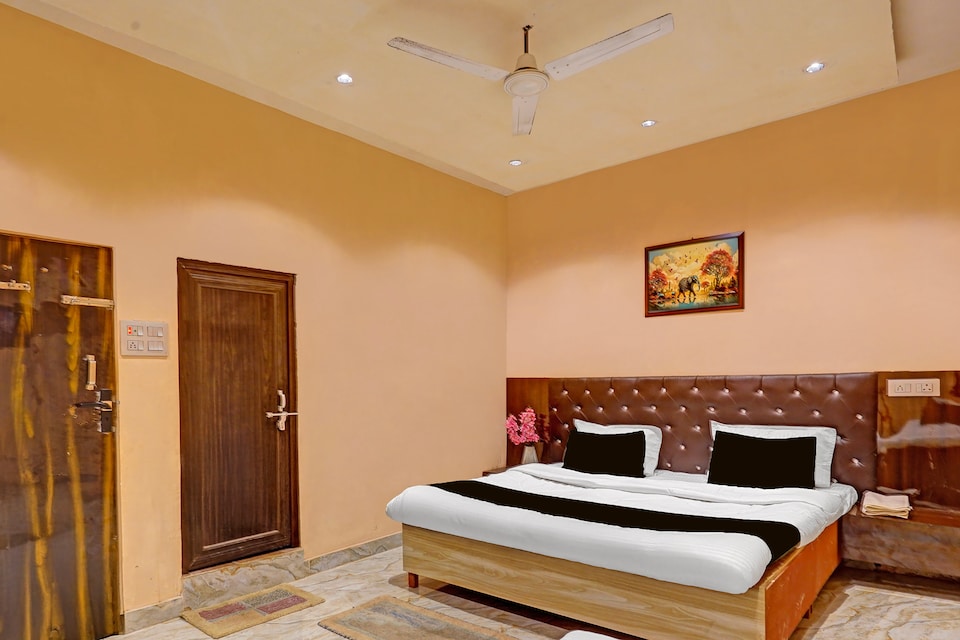 SPOT ON The Gilded Petals, Lanka, Varanasi