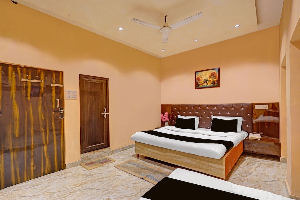 SPOT ON The Gilded Petals, Lanka, Varanasi