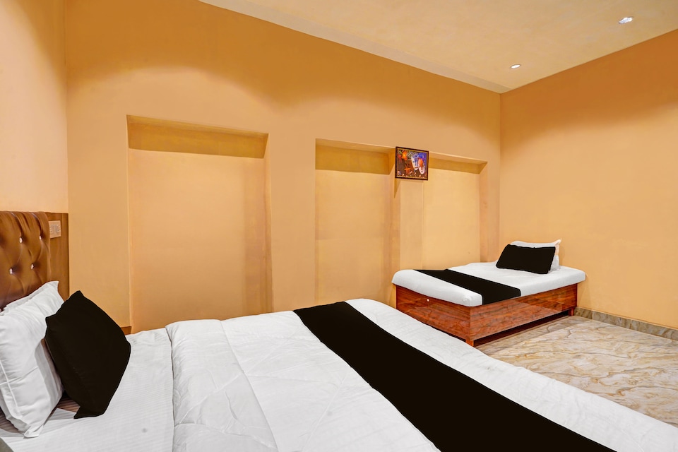 SPOT ON The Gilded Petals, Lanka, Varanasi