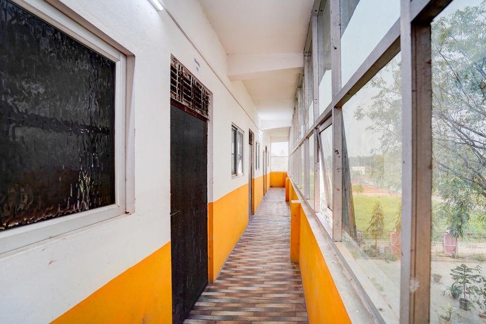 SPOT ON New Diamond Hotel, Jhusi, Prayagraj