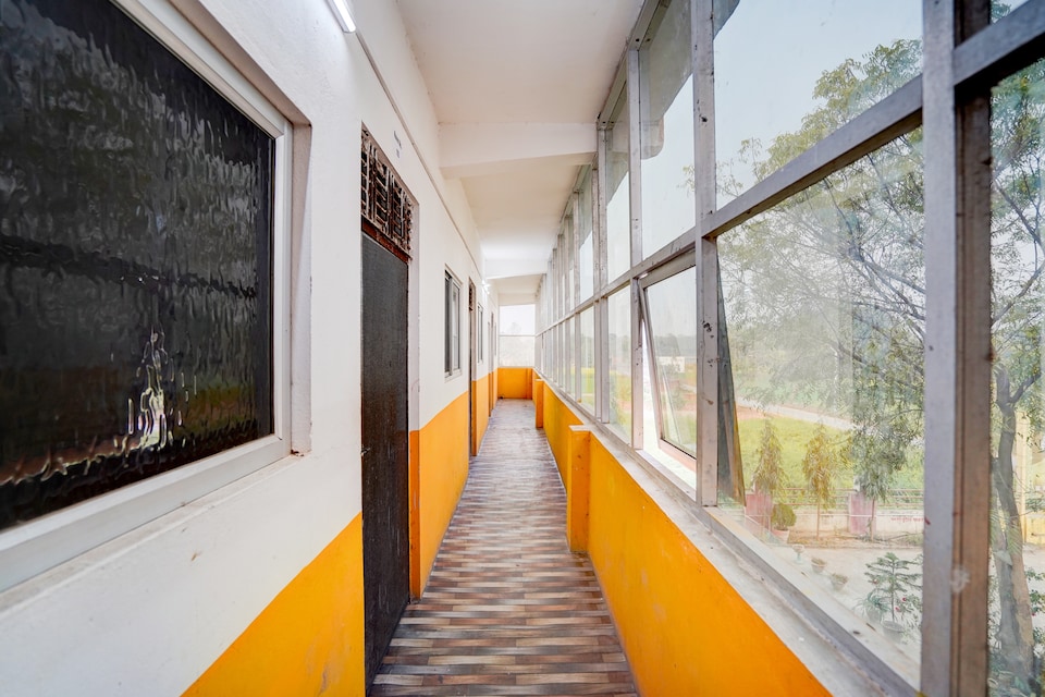 SPOT ON New Diamond Hotel, Jhusi, Prayagraj