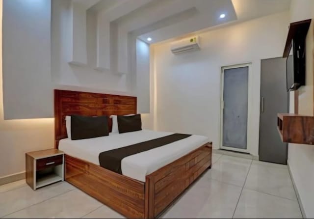 OYO 842418 Rudrax Hotel