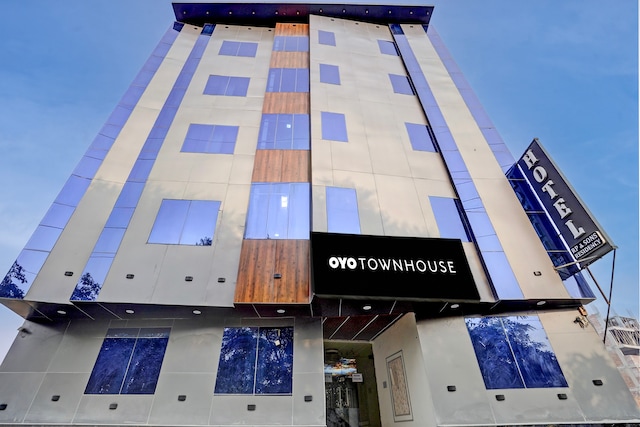 Townhouse Tuessday Suites Nearst Mr Bhatura Bala Sector 122