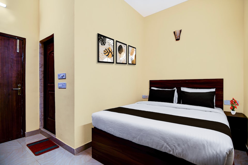 Super Collection O Shobhabazar Metro Station Kolkata, Sealdah Kolkata, Kolkata