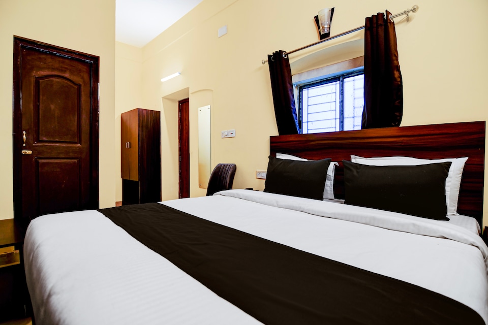 Super Collection O Shobhabazar Metro Station Kolkata, Sealdah Kolkata, Kolkata