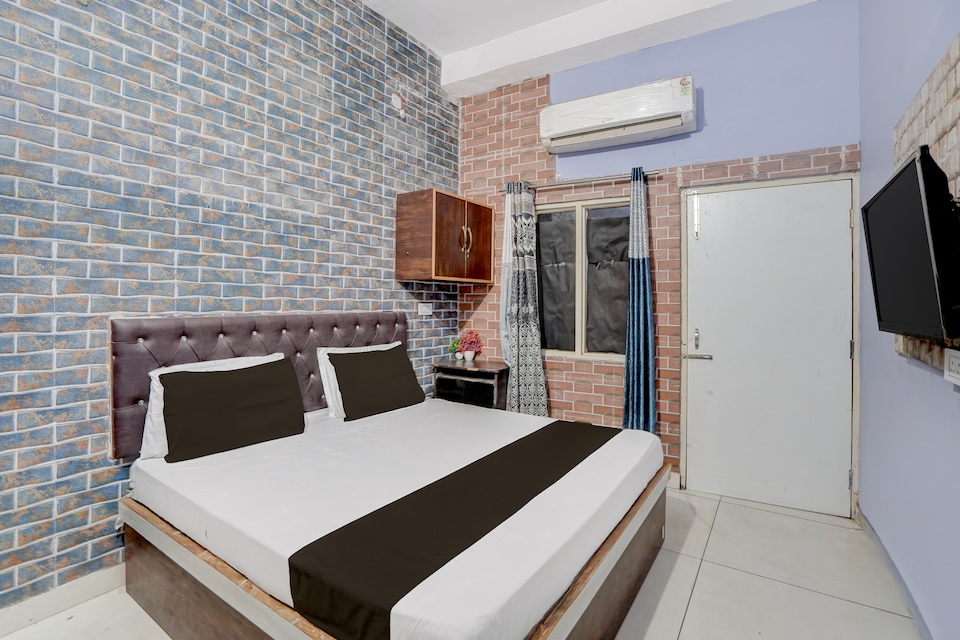 Hotel O Cross King Hotel & Restaurant , Mall Road Bathinda, Bathinda