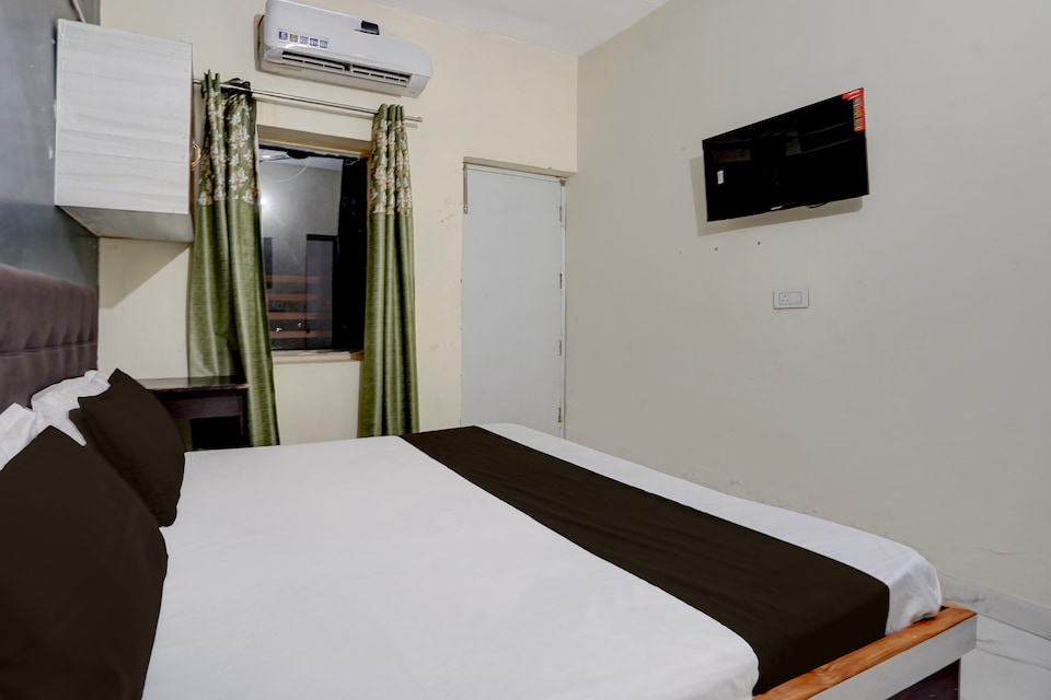 Hotel O Cross King Hotel & Restaurant , Mall Road Bathinda, Bathinda