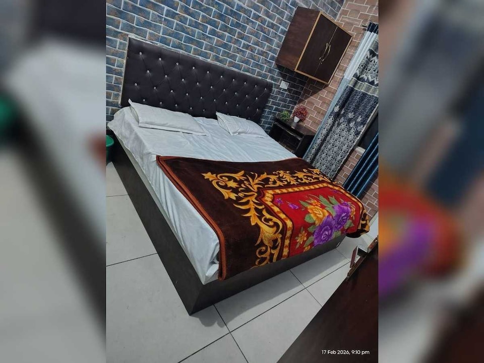 Hotel O Cross King Hotel & Restaurant , Mall Road Bathinda, Bathinda