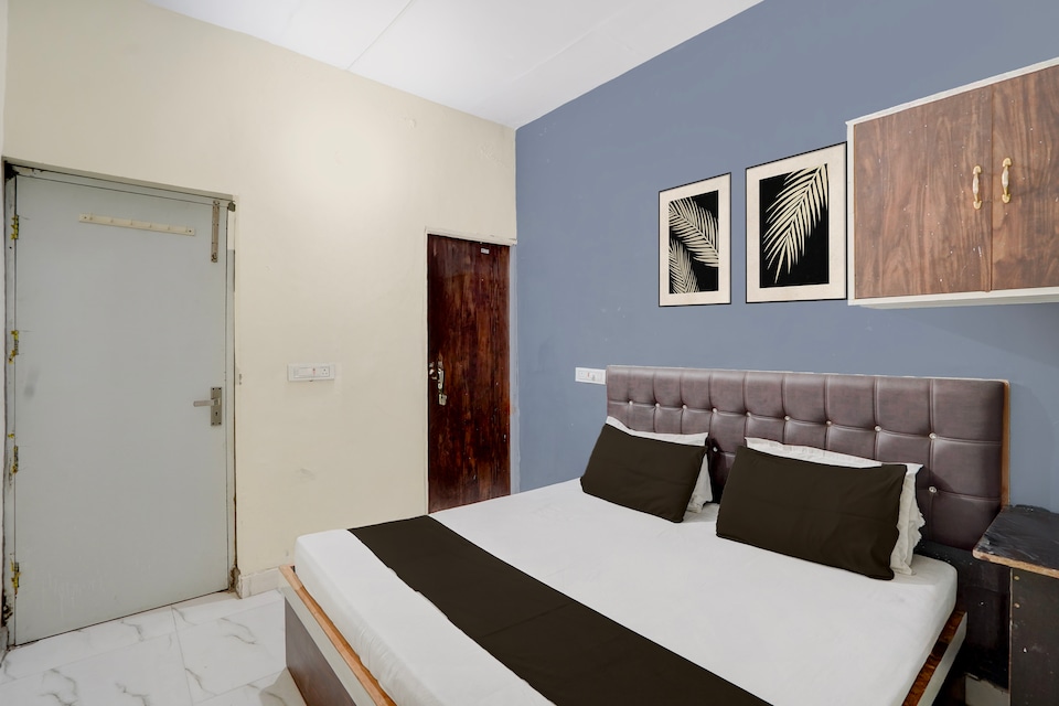 Hotel O Cross King Hotel & Restaurant , Mall Road Bathinda, Bathinda