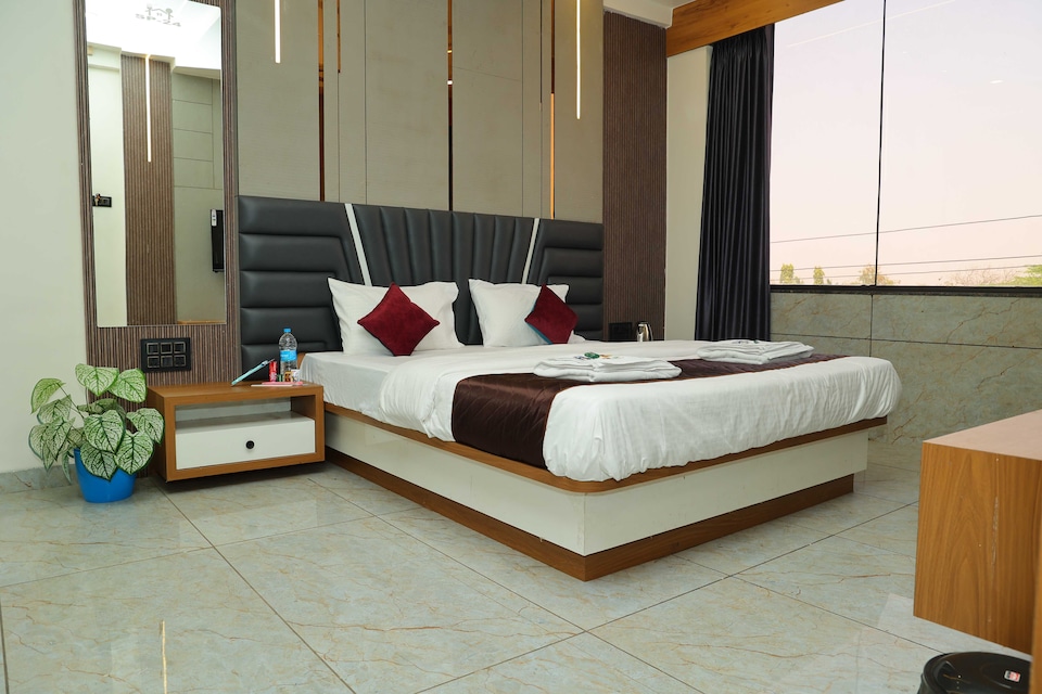 Hotel O SP24 Restaurant & Lodge, Jath, Jath