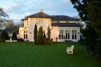 Wrexham Llyndir Hotel