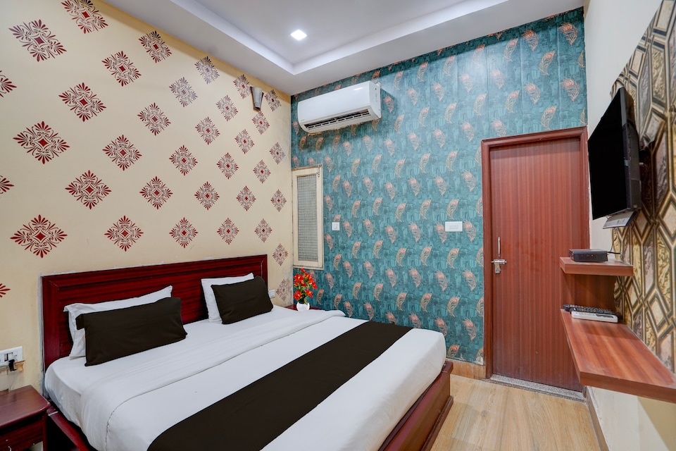 Collection O Chet Singh Ghat Varanasi Formerly The Century Plaza, Lanka, Varanasi