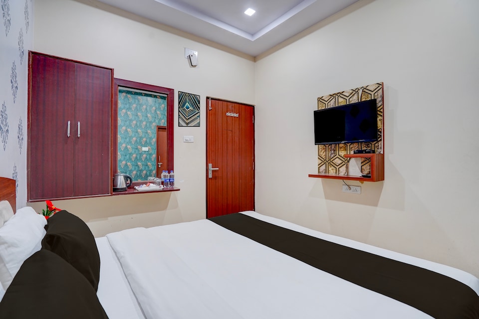 Collection O Chet Singh Ghat Varanasi Formerly The Century Plaza, Lanka, Varanasi