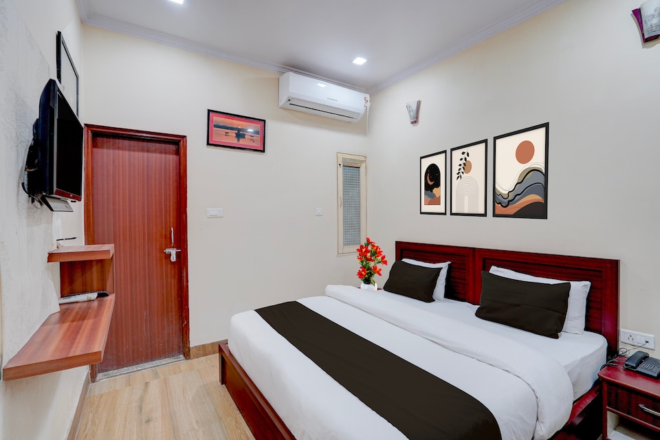 Collection O Chet Singh Ghat Varanasi Formerly The Century Plaza, Lanka, Varanasi