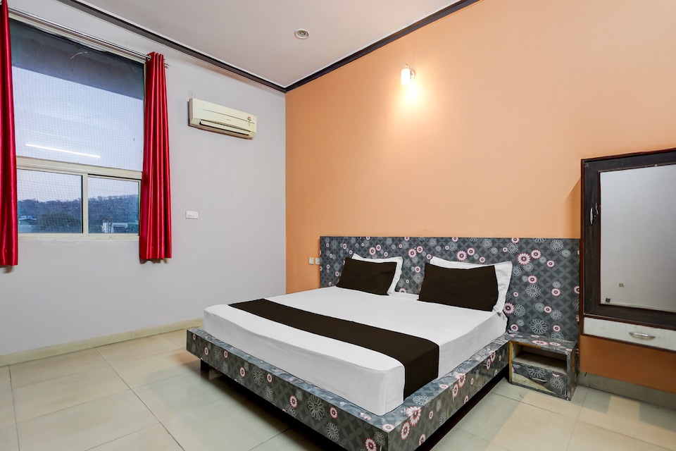 SPOT ON Pankhudi Hotel And Bar , Sikar Road Jaipur, Jaipur