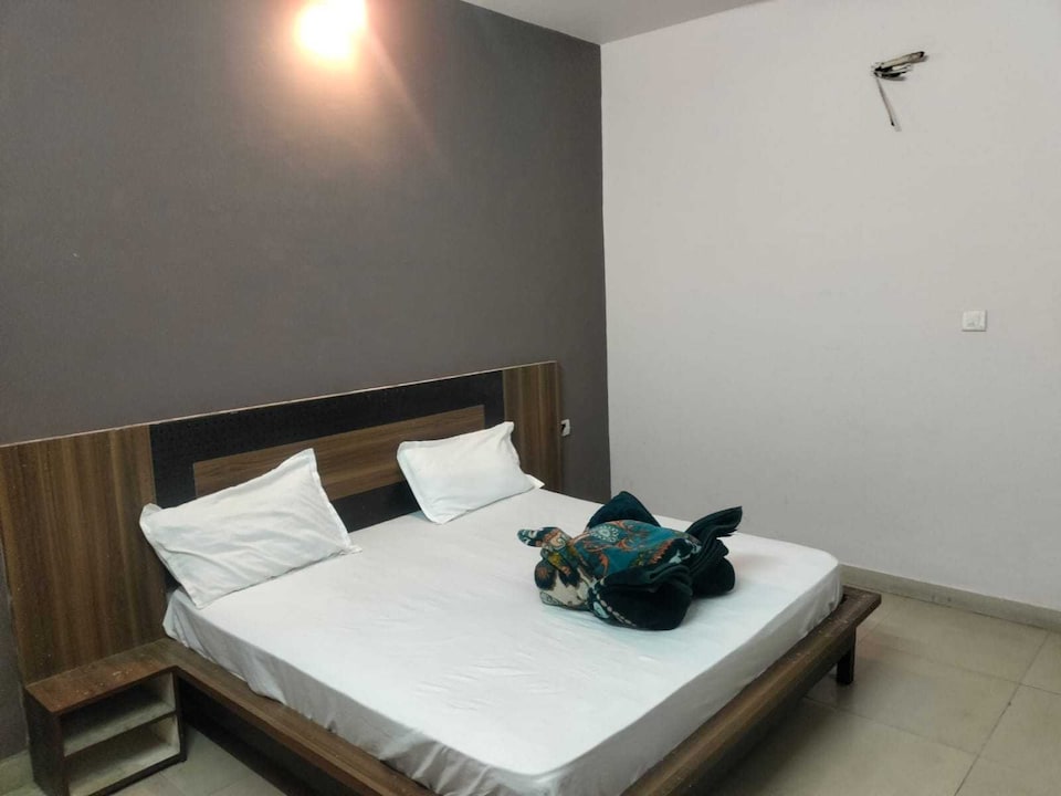 SPOT ON Pankhudi Hotel And Bar , Sikar Road Jaipur, Jaipur