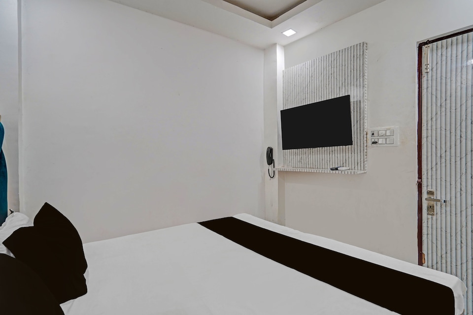 Hotel O Shree Nanhu Hotel , Chowk Allahabad, Prayagraj