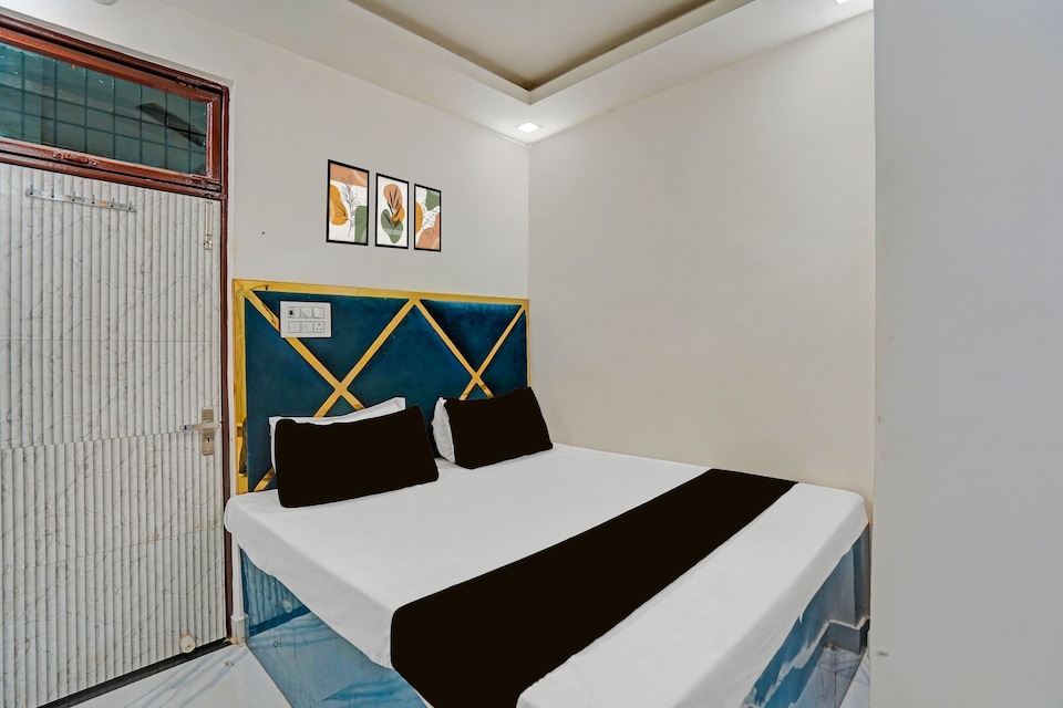 Hotel O Shree Nanhu Hotel , Chowk Allahabad, Prayagraj