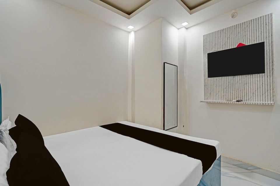 Hotel O Shree Nanhu Hotel , Chowk Allahabad, Prayagraj