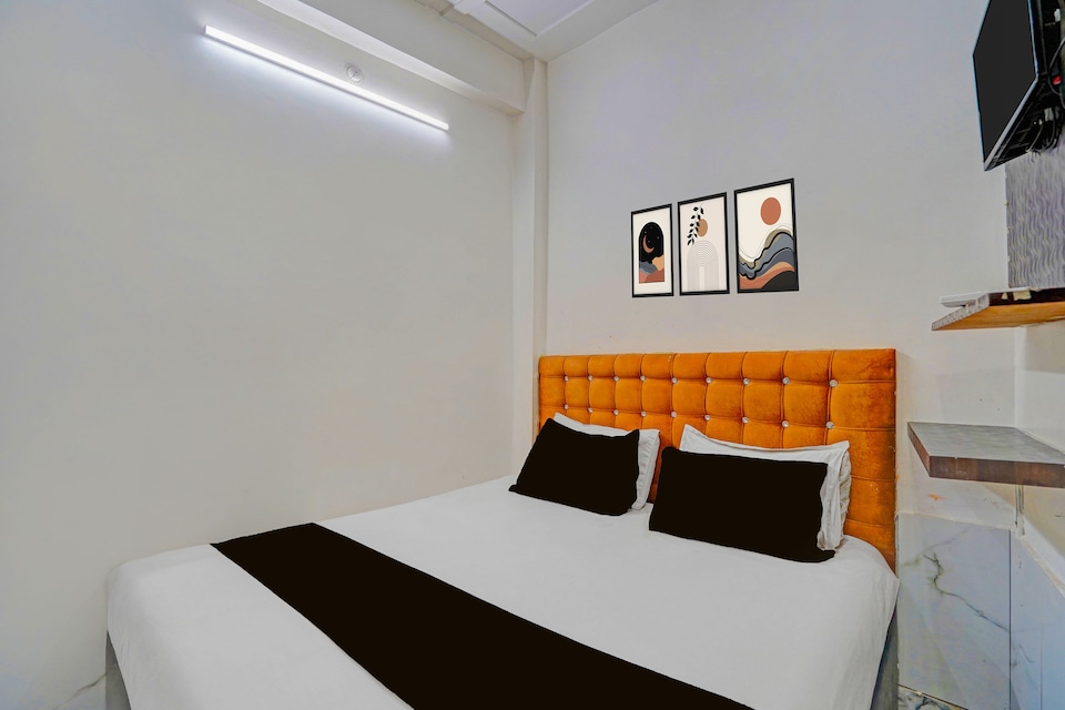 Hotel O Shree Nanhu Hotel , Chowk Allahabad, Prayagraj