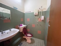 OYO 91284 White House Hotel Kluang