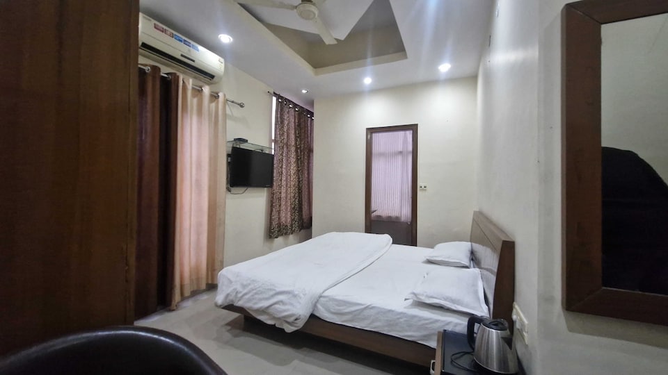 Collection O Bus Terminal Haldwani Formerly Moti Tower, Tikonia Haldwani, Haldwani