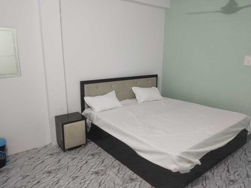 SPOT ON Hotel Royal X, Mumfordganj Allahabad, Prayagraj