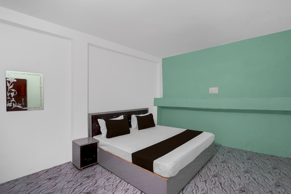 SPOT ON Hotel Royal X, Mumfordganj Allahabad, Prayagraj